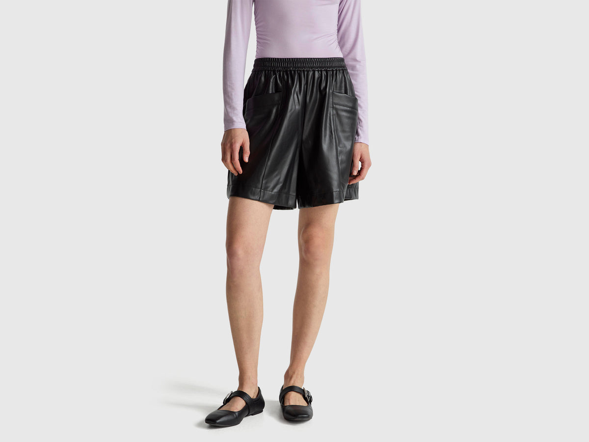 Bermudas em tecido efeito pele - ucb_image_F