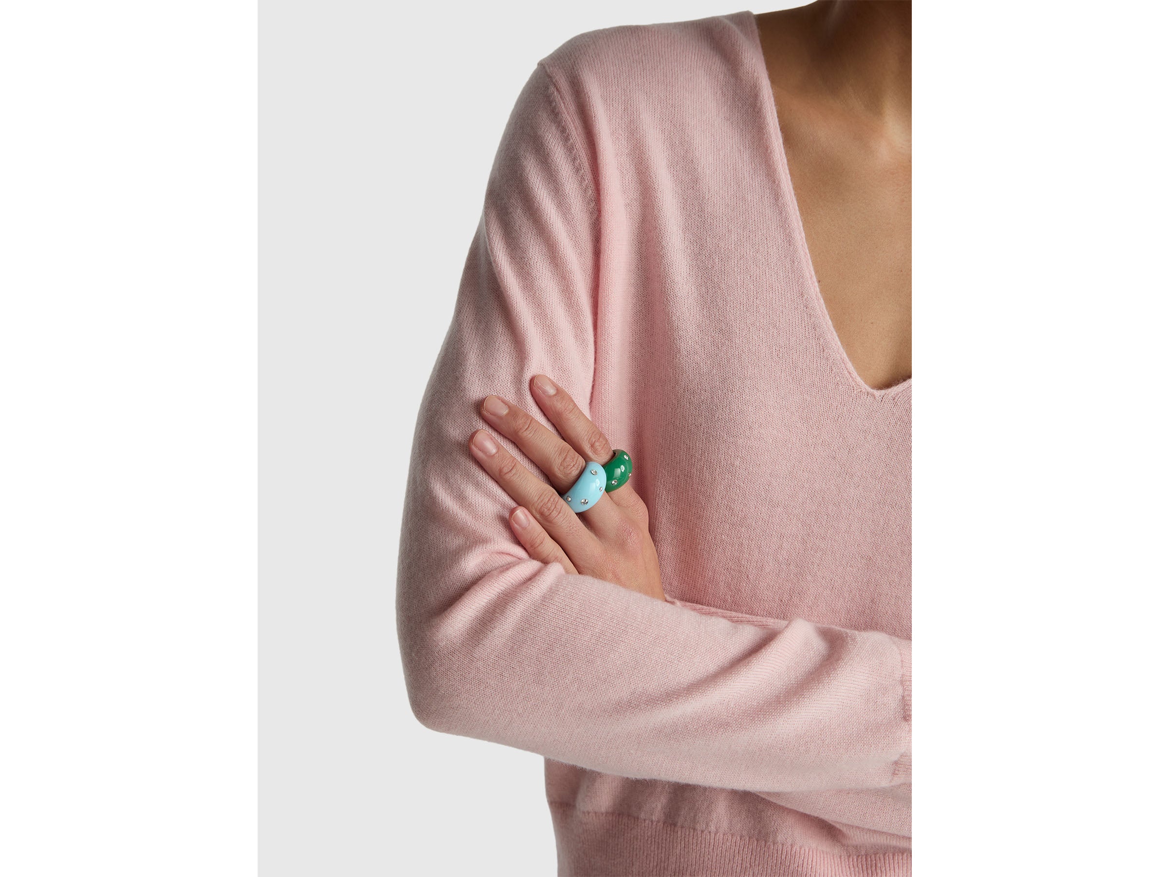 Camisola rosa pó com decote em V em pura lã Merino - ucb_image_FY