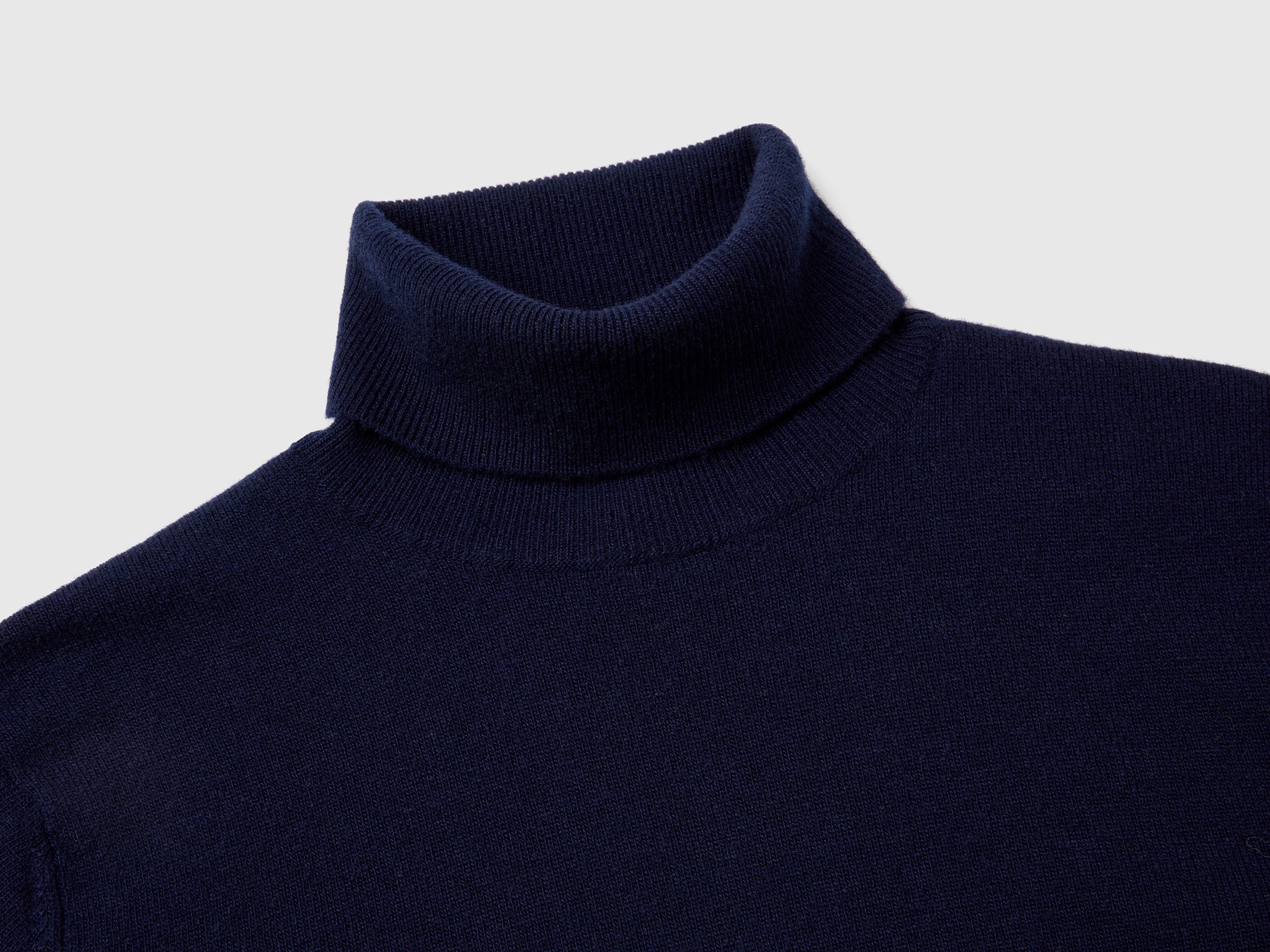 Dark blue turtleneck in pure Merino wool - ucb_image_DS1