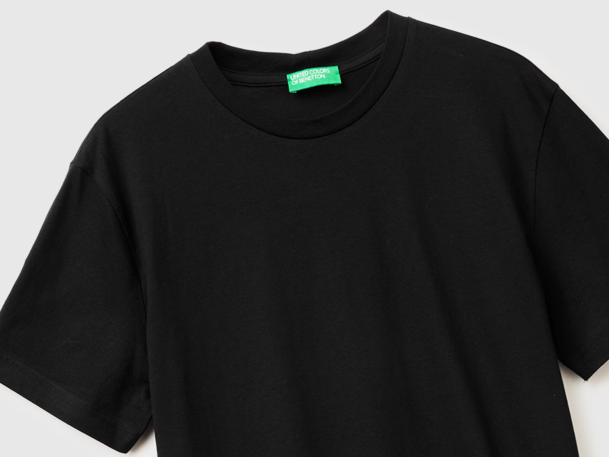 Black t-shirt - ucb_image_DS1