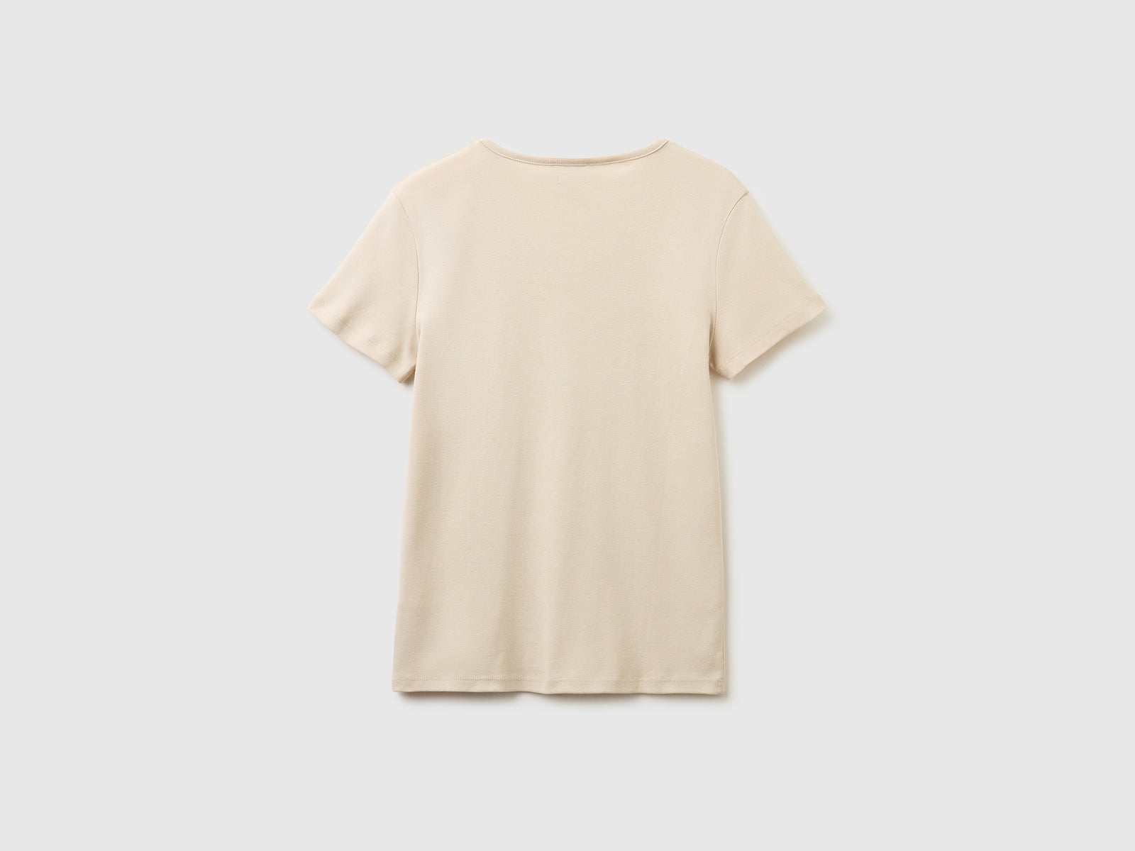 Slim fit t-shirt with V-neck - ucb_image_BS