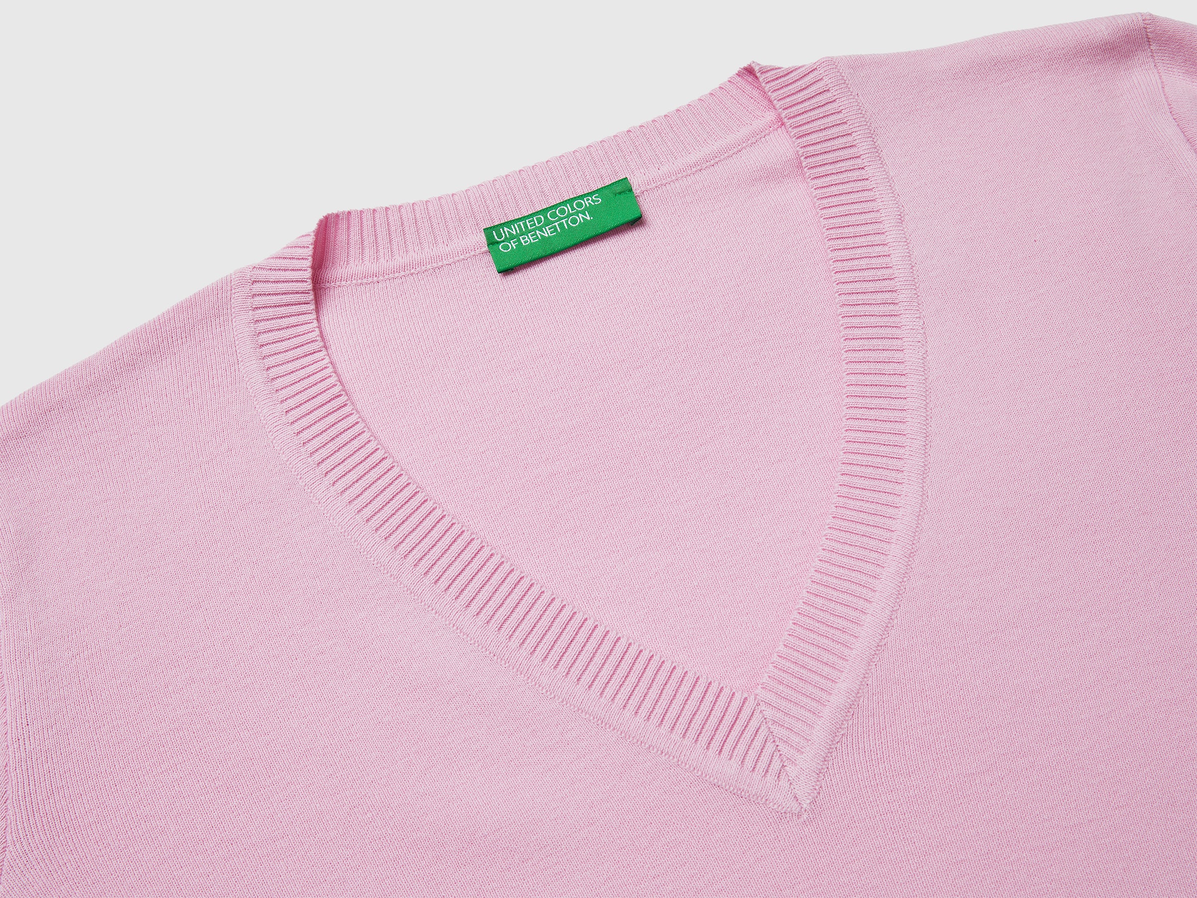 Pink V-neck sweater in tricot cotton - ucb_image_DS1