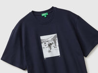 T-shirt relaxed fit com estampa em algodão orgânico - ucb_image_FY