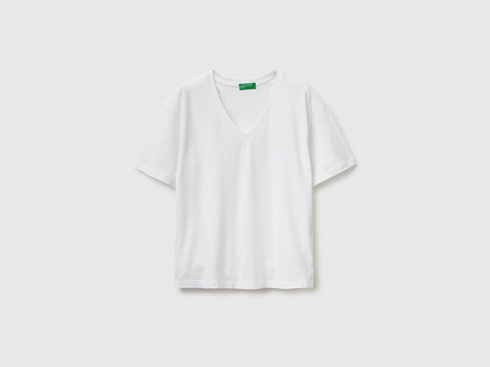 V-neck t-shirt in lightweight cotton - ucb_image_FS