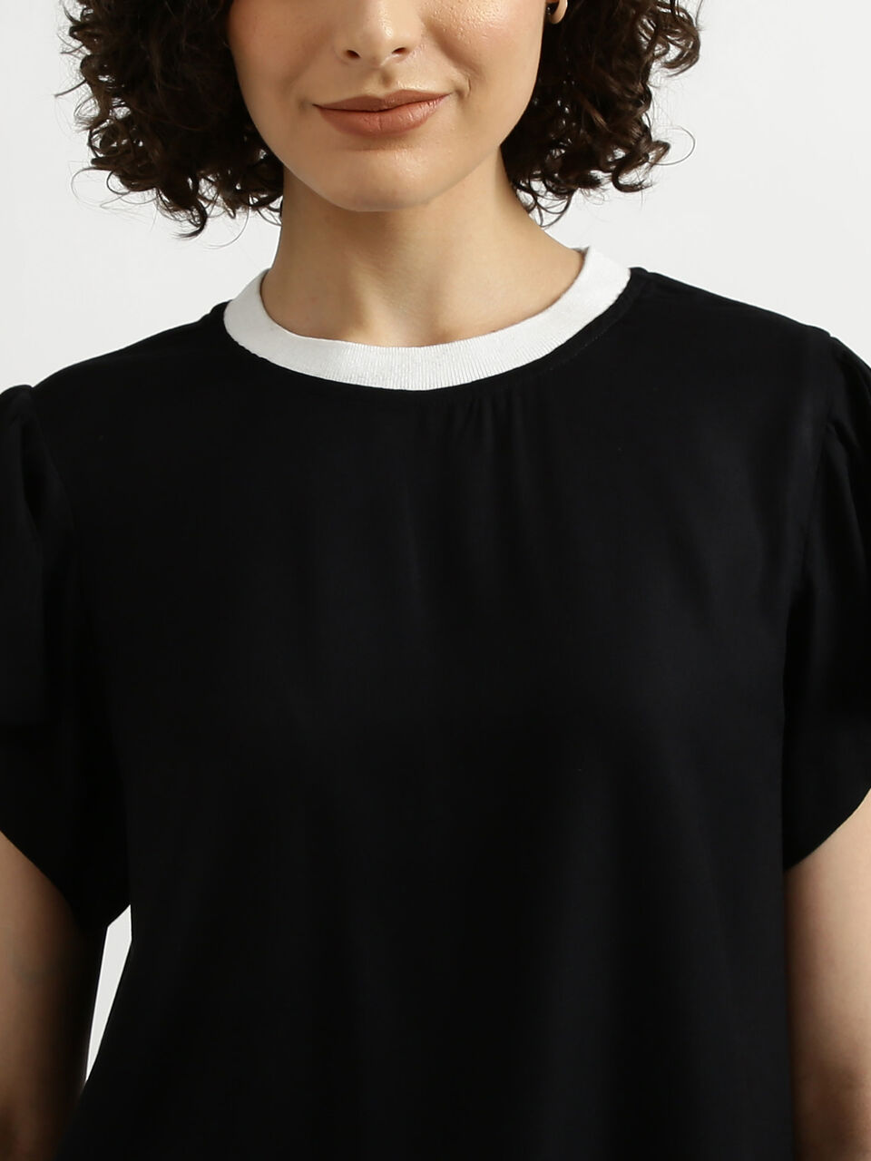 Short Sleeve Sld Top With Rib At Neck image number null