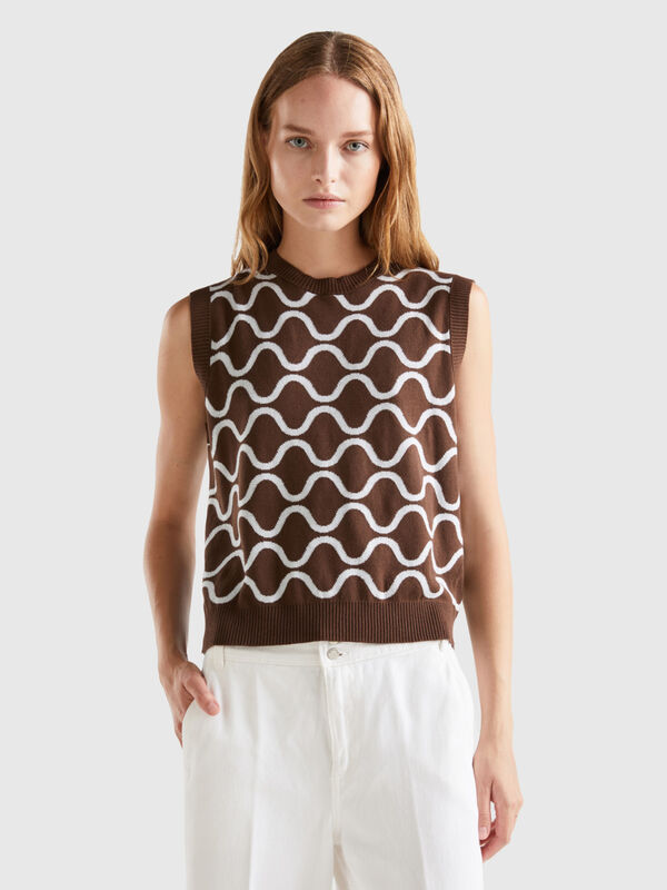 Reversible vest with wavy motif