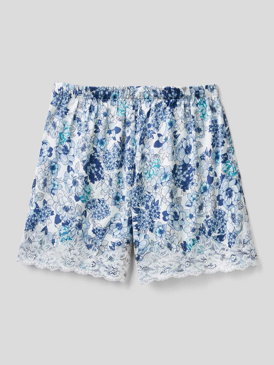 Floral shorts with elastic lace image number 2