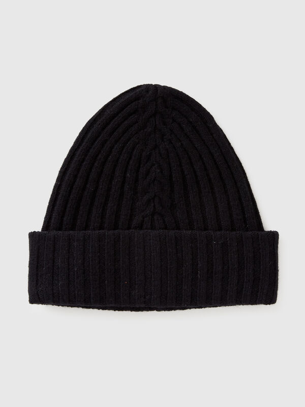 Hat with cable knit Women