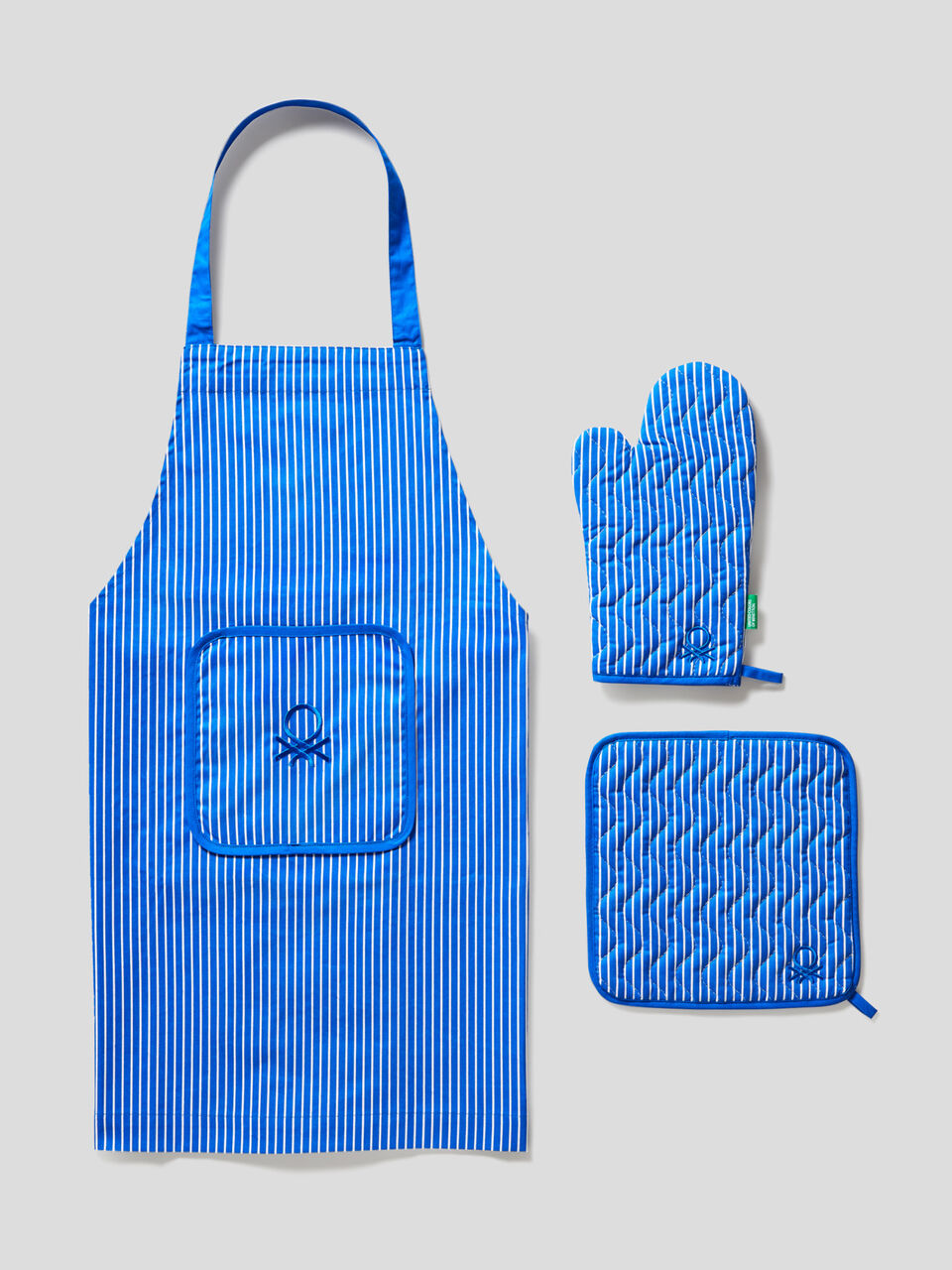 Apron, pot holder and oven mitt set image number 1