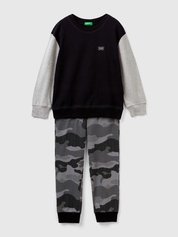 Pyjamas with camouflage bottoms