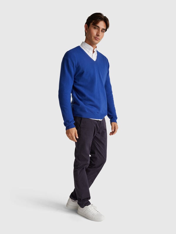 Cornflower blue V-neck sweater in pure Merino wool Men