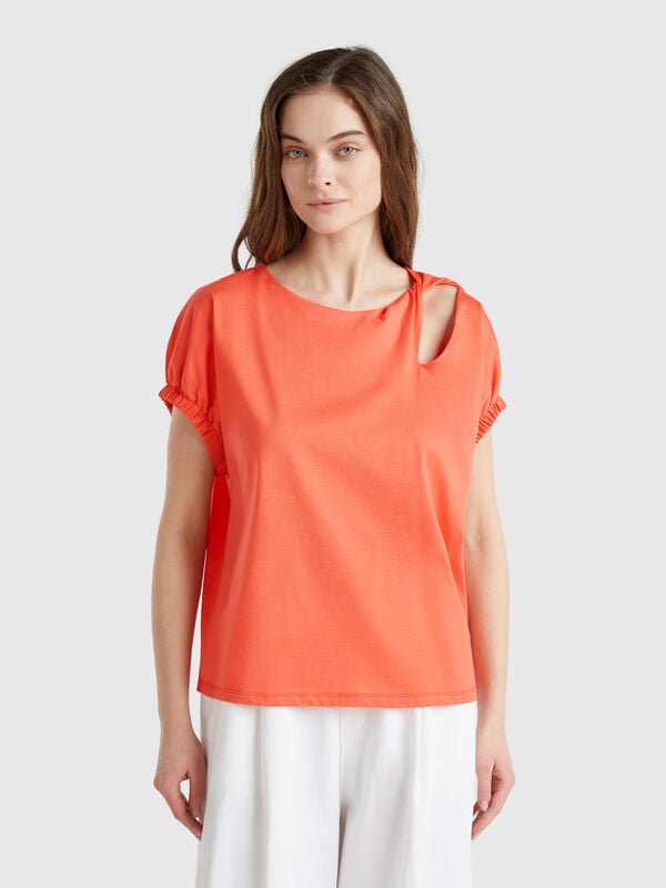 T-shirt with knot and cut-out Women