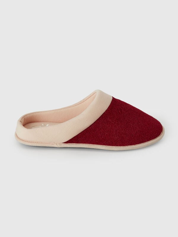 Slippers with logo