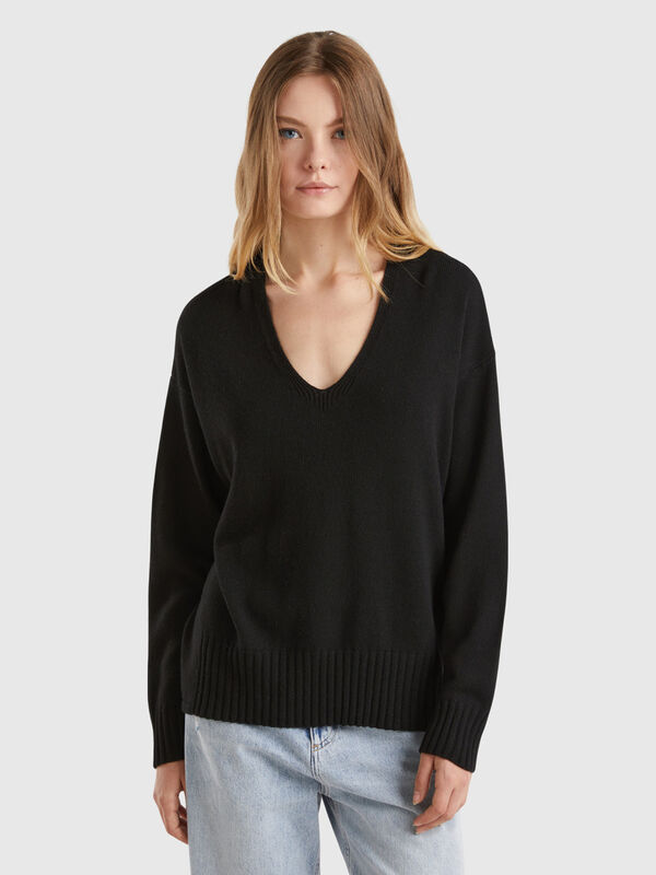 V-neck sweater in wool blend Women