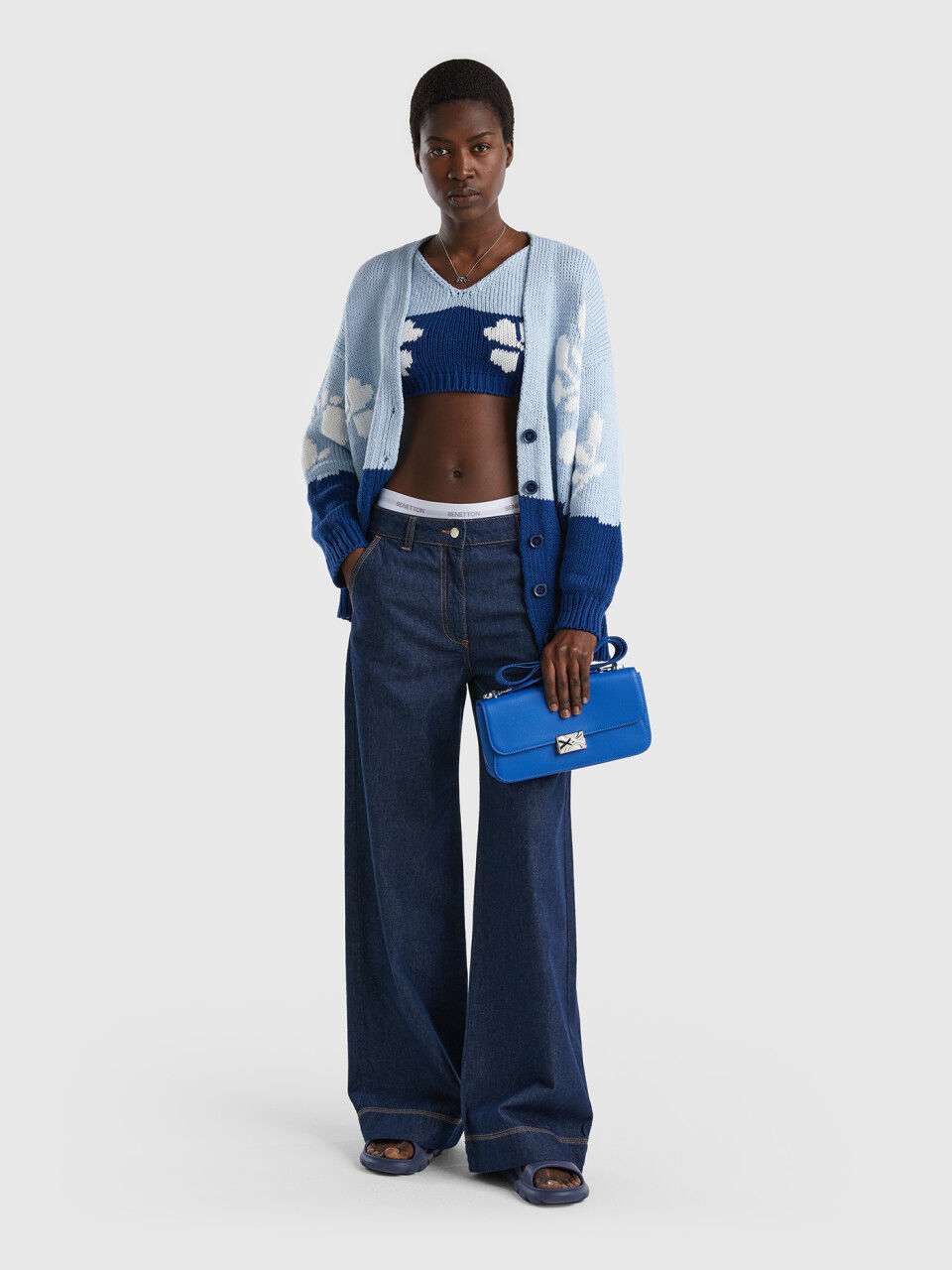 Blue cardigan with floral inlay