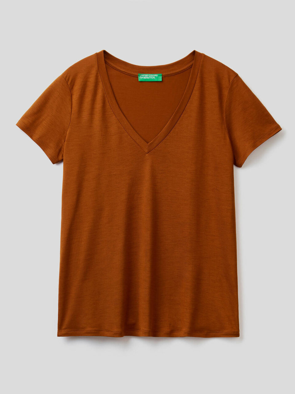 T-shirt with V-neck image number 1