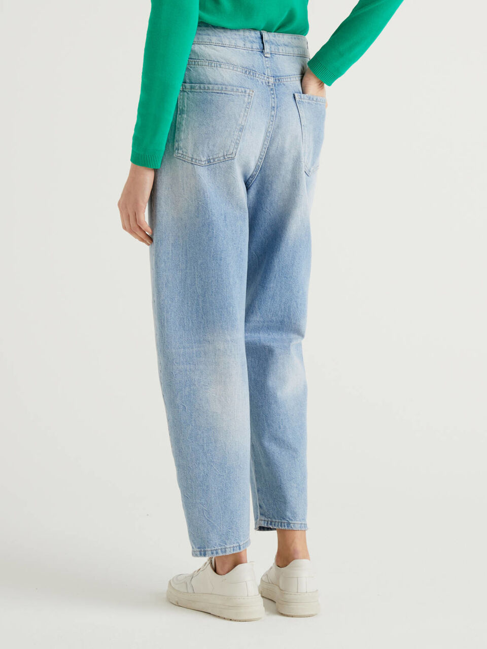 Carrot fit jeans in 100% cotton denim