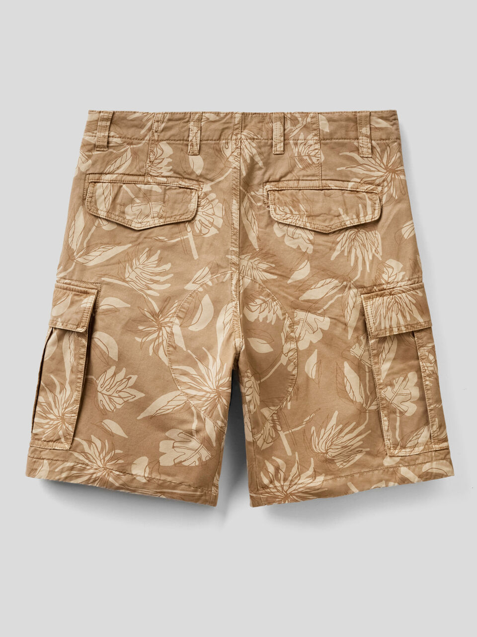 Cargo Bermudas with tropical print image number 2